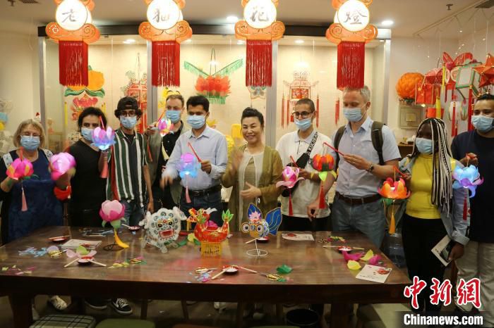 图为在潍外国友人体验非遗制作。　沙见龙 摄
