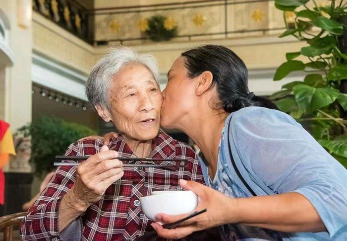 　　失散42年后，寻亲者吴丽英终于和母亲相聚。(企业供图)