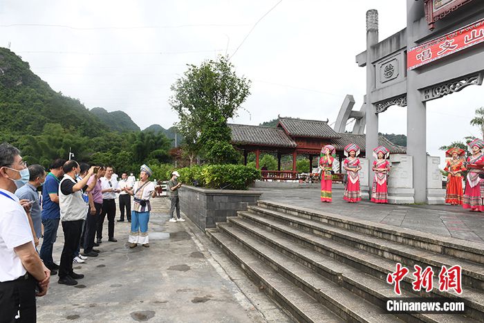 图为5月30日，侨界代表人士在河池市宜州区体验广西民族文化。 中新社记者 林浩 摄