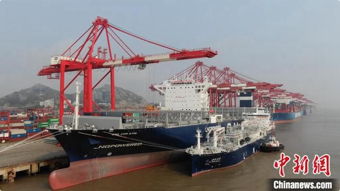 中国港口首次实现LNG“船到船”同步加注作业 上港集团供图
