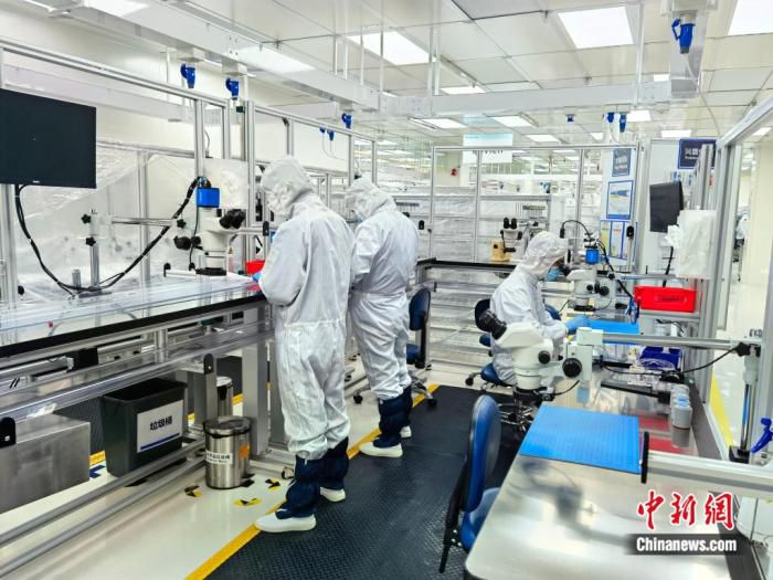 美敦力上海工厂首批复工复产人员在生产线上忙碌。受访者供图