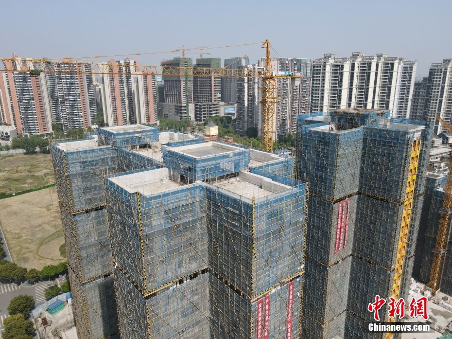 资料图为成都一在建住宅。（无人机照片） 中新社记者 张浪　摄