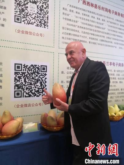 参加百色芒果节的一名外国客人。　杨强 摄
