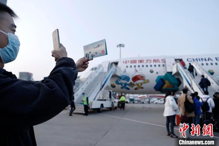 旅客与中国东航“技能梦想号”主题飞机合影留念。　殷立勤 摄