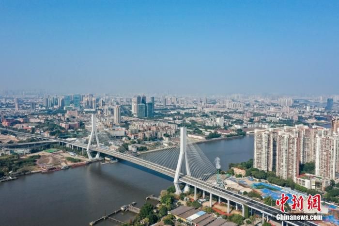 资料图：无人机航拍的广州鹤洞大桥。 中新社记者 陈骥旻 摄