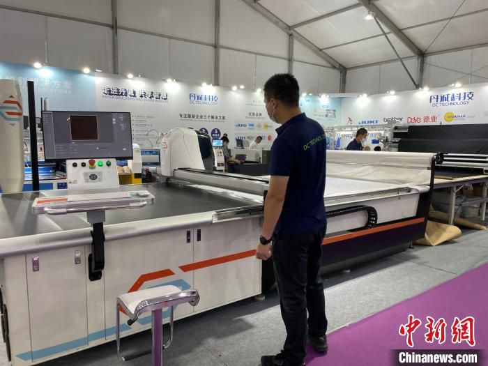 图为首届中国·潮汕国际纺织服装博览会智能设备展 林大森 摄