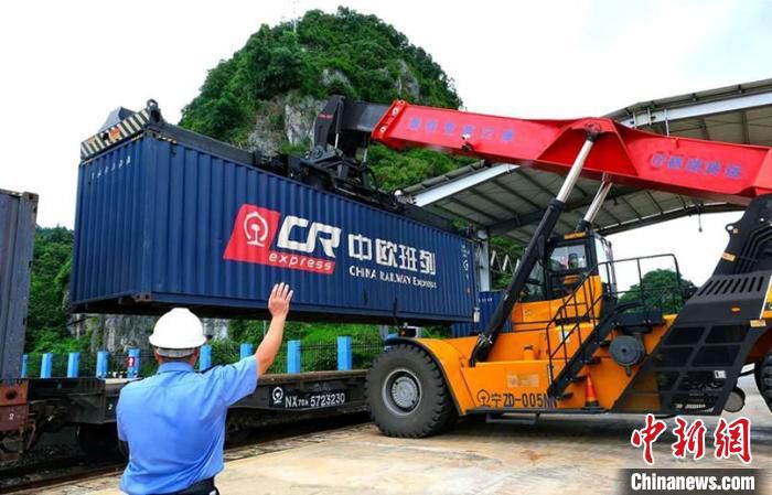 凭祥铁路口岸工作人员将发往越南的集装箱装上火车 蒙佳钰 摄