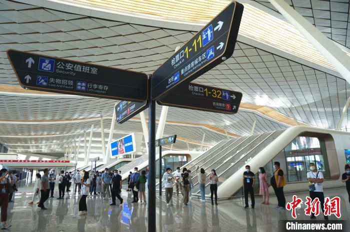 图为郑州航空港站候车大厅的指示牌。　韩章云 摄