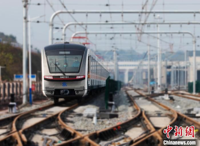 图为重庆轨道交通4号线二期列车。　重庆市住房和城乡建设委员会供图