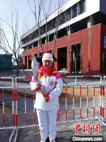 图为“草原绣娘”白晶莹担任北京2022年冬残奥会火炬手。　葛玉彬 摄