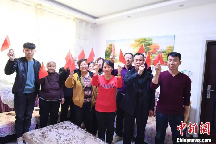 张梦秋家人在庆祝赛场夺冠。　景县县委宣传部供图