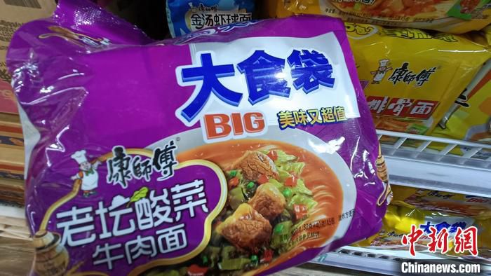 北京某超市货架上的康师傅老坛酸菜牛肉面。中新财经 左雨晴 摄。