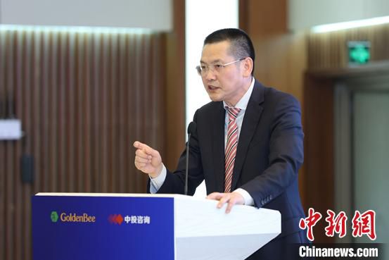 责扬天下管理顾问创始人、首席专家殷格非发表主旨演讲。