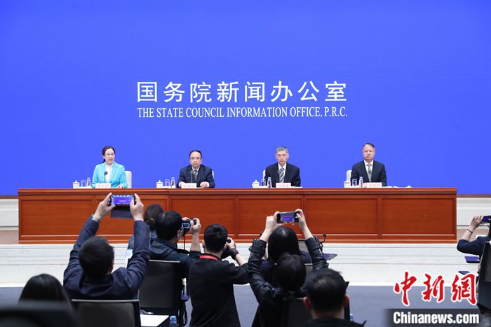 中国银行保险监督管理委员会首席检查官、办公厅主任、新闻发言人王朝弟，中国银保监会政策研究局负责人叶燕斐，中国银保监会统计信息与风险监测部负责人刘忠瑞介绍2022年一季度银行业保险业运行发展情况，并答记者问。中新社记者 张宇 摄
