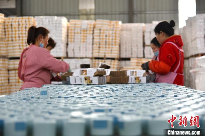 工人正在进行玻璃制品包装。　朱志庚 摄