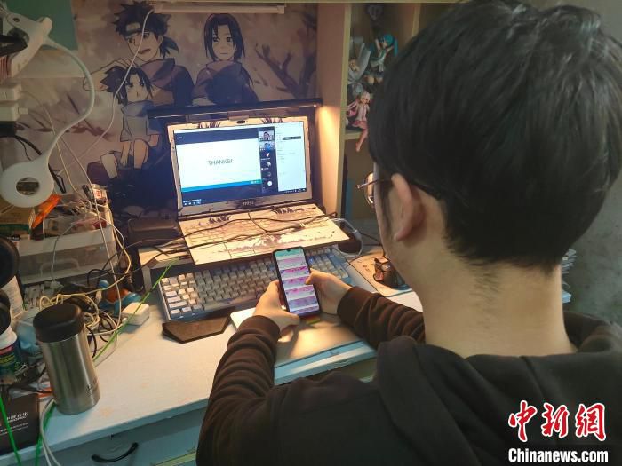 张玉鉴正在演示如何使用选餐小程序。　受访者供图