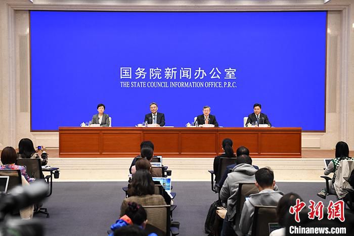 3月1日，中国国务院新闻办公室在北京举行新闻发布会，请商务部部长王文涛、商务部副部长兼国际贸易谈判副代表王受文、部长助理盛秋平介绍坚持稳字当头，推动商务高质量发展有关情况，并答记者问。 中新社记者 田雨昊 摄