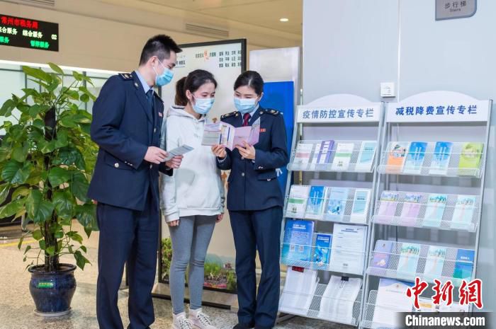 第31个全国税收宣传月期间，常州税务人员为民众讲解税收新政。　杨佳 摄