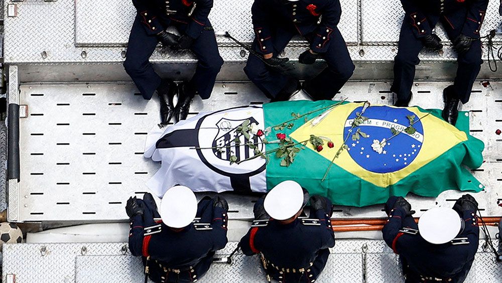 巴西球王比利靈柩被送離山度士主場維拉貝爾米羅運動場。路透