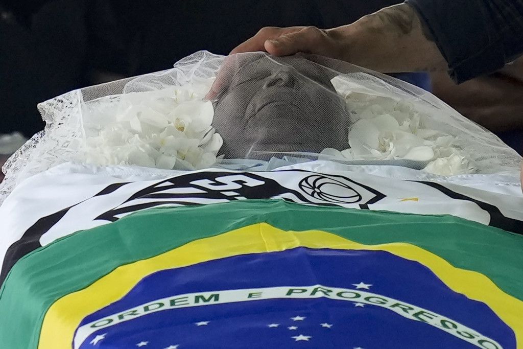 比利遺體蓋上巴西及山度士國旗。 AP