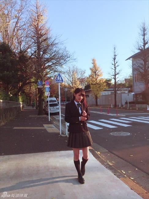 体育花边：清纯女优菅井友香献马术大片 学生制服清纯可人