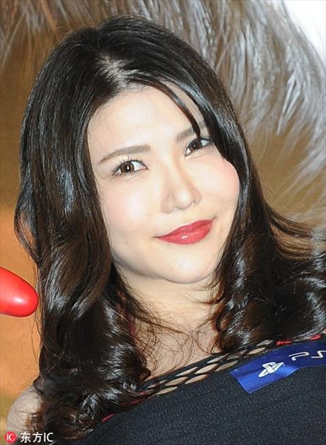 博彩花边：日本女优冲田杏梨网眼裙秀傲人上围 搔首弄姿凹造型