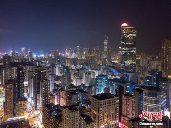香港，一个高楼林立、商场遍布的国际大都会，是海内外游客眼中的“时尚之都”和“购物天堂”。位于香港九龙的旺角，是香港著名的旅游和购物区之一。这里新旧楼宇林立，区内交通四通八达。透过航拍机，感受入夜后的旺角，灯火通明、热闹喧哗。 中新社记者 谢光磊 摄