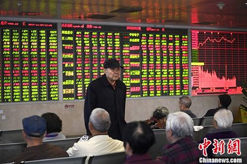 资料图：股民关注大盘走势。中新社记者 安源 摄