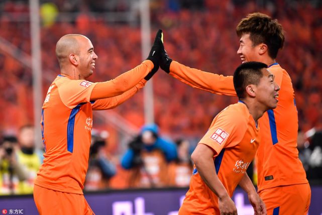 中超-鲁能3-0十人国安 塔神2分钟2球韦世豪染黄