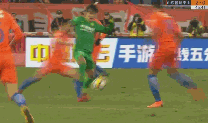 中超-鲁能3-0十人国安 塔神2分钟2球韦世豪染黄