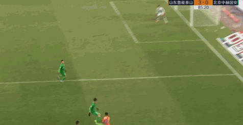 中超-鲁能3-0十人国安 塔神2分钟2球韦世豪染黄