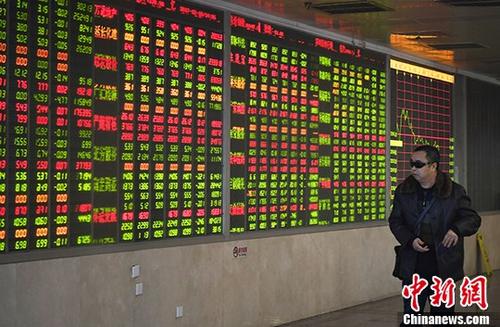 12月18日，成都某证券营业部内的股民关注大盘走势。截至收盘，上证综指报3267.92点，涨0.05%；深证成指报10960.12点，跌0.35%；创业板指报1780.64点， 跌0.19%；中小板指报7503.00点，跌1.11%。沪市全日成交1497.38亿元，深市全日成交1910.65亿元。
中新社记者 安源 摄