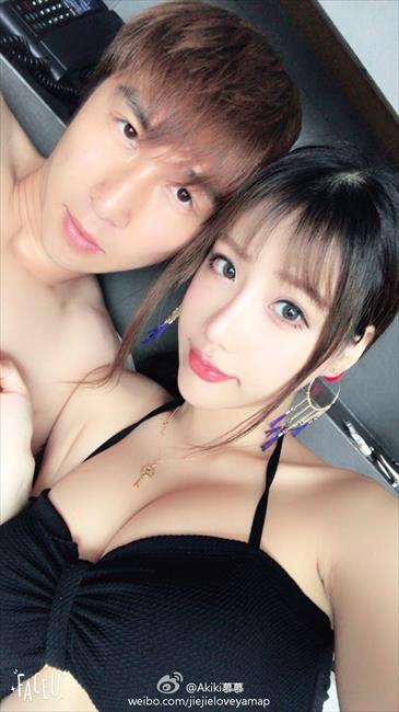 玩球花边：申花悍将战怡麟艳妻曝光 高耸双峰妙胸美腿让人喷血