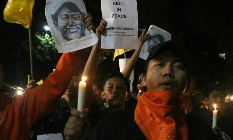 悲剧，印尼一球迷遭对方球迷围殴致死
