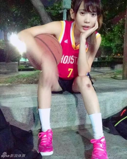 玩球花边：台湾篮球妹纸王宇君走红 甜美可爱清纯到令人想犯规