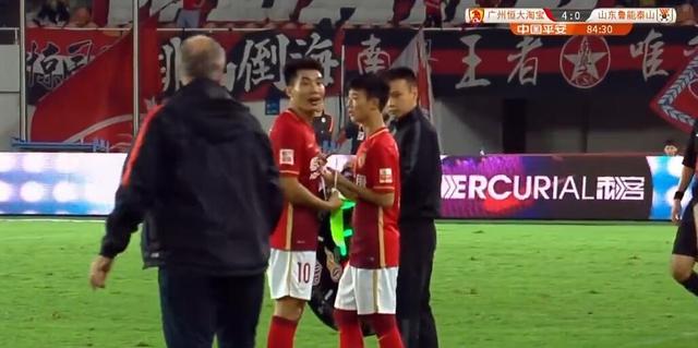 玩球赛报：中超首位00后出场 传承！郑叔亲自给他戴袖标