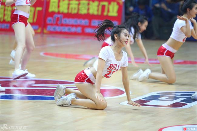 博彩资讯：CBA季前赛啦啦宝贝高叉腿 热舞助阵无惧走光