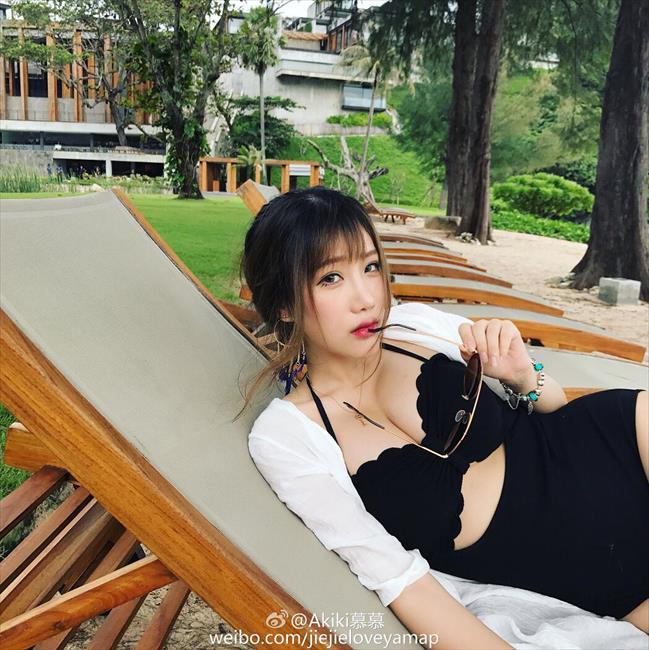 玩球花边：申花悍将战怡麟艳妻曝光 高耸双峰妙胸美腿让人喷血
