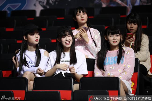 玩球花边：GNZ48女团助威CBA半决赛 跳舞唱歌靓丽吸睛