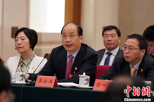 10月19日，中国共产党第十九次全国代表大会中央金融系统代表团讨论向媒体开放。图为中国工商银行股份有限公司董事长易会满发言。 中新社记者 毛建军 摄