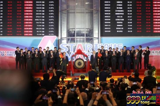 首批25只科创板股票开始在上交所交易，科创板正式开市。 张亨伟 摄