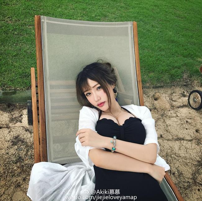 玩球花边：申花悍将战怡麟艳妻曝光 高耸双峰妙胸美腿让人喷血