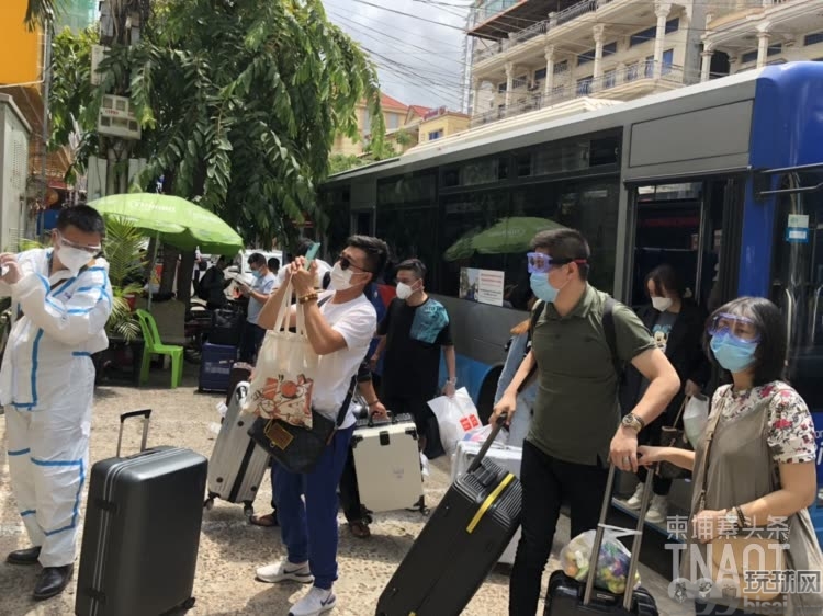 网友实拍：国内飞金边 一下飞机就被隔离