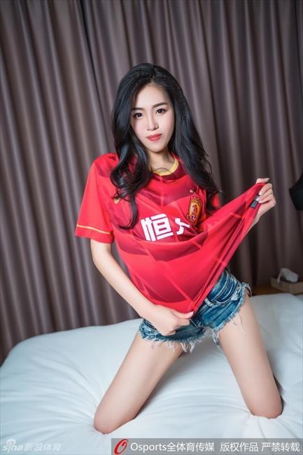 玩球花边：恒大足球宝贝性感床照秀美腿 为恒大亚冠助威