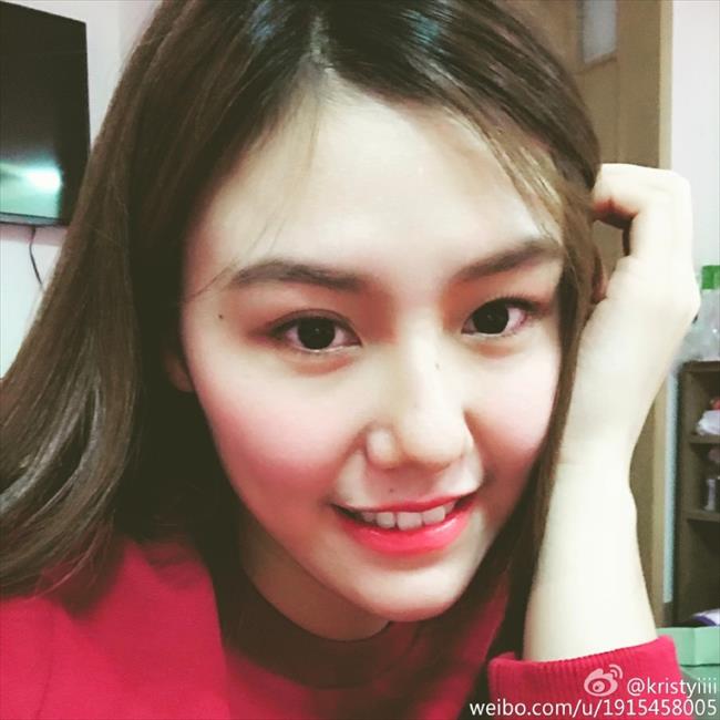 博彩花边：泳坛女神刘湘晒美照 肤白貌美似邻家女孩