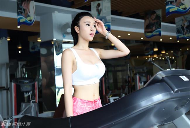 体坛花边：女主播赵怡然傲人身材撑爆上衣走红 还是铁杆球迷