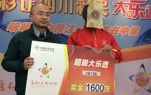 大奖得主(左)戴麻匪面具兑奖