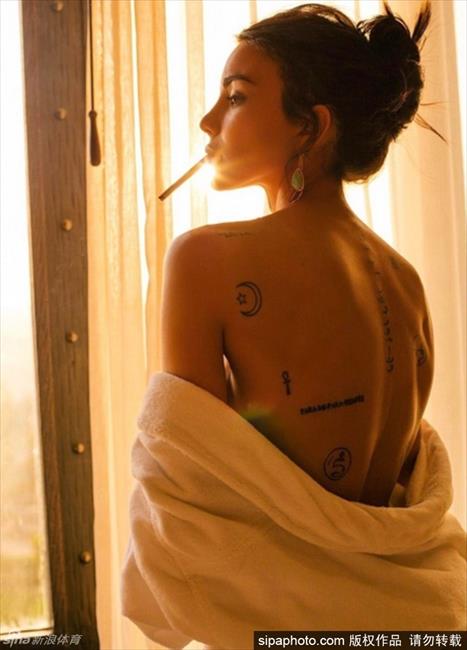 博彩花边：意大利神锋西蒙尼-扎扎女友Chiara Biasi美艳私照