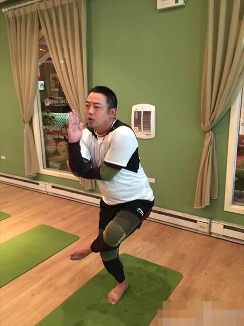 博彩资讯：国家队教练刘国梁秒变美少女战士 瑜伽减肥照遭恶搞