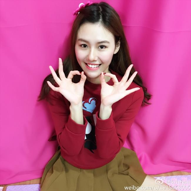 博彩花边：泳坛女神刘湘晒美照 肤白貌美似邻家女孩